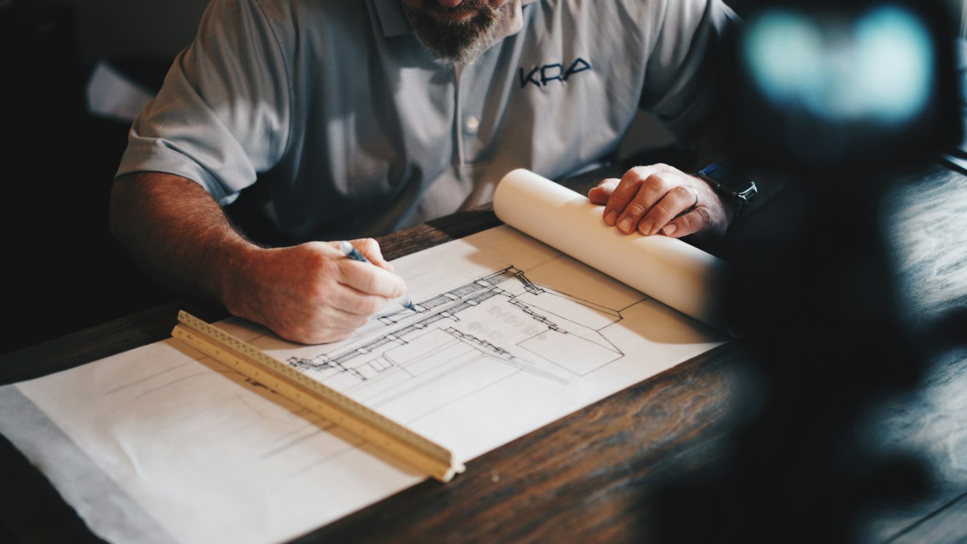 Handwerker plant am Bauplan
