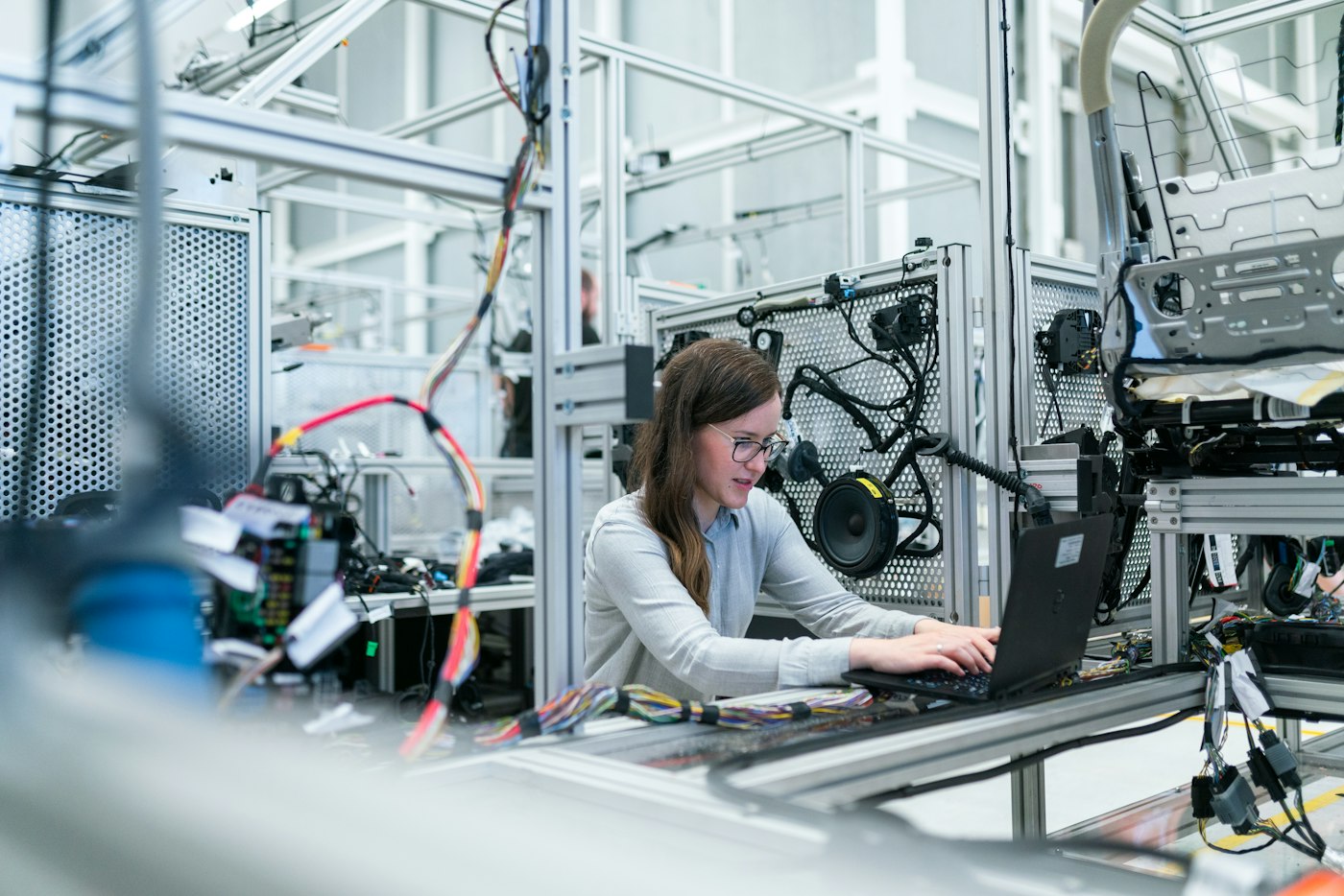 Technikerin an einer Produktionsanlage