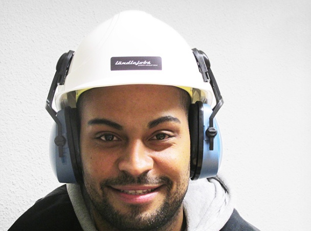 Fachkraft mit ländlejobs-Helm